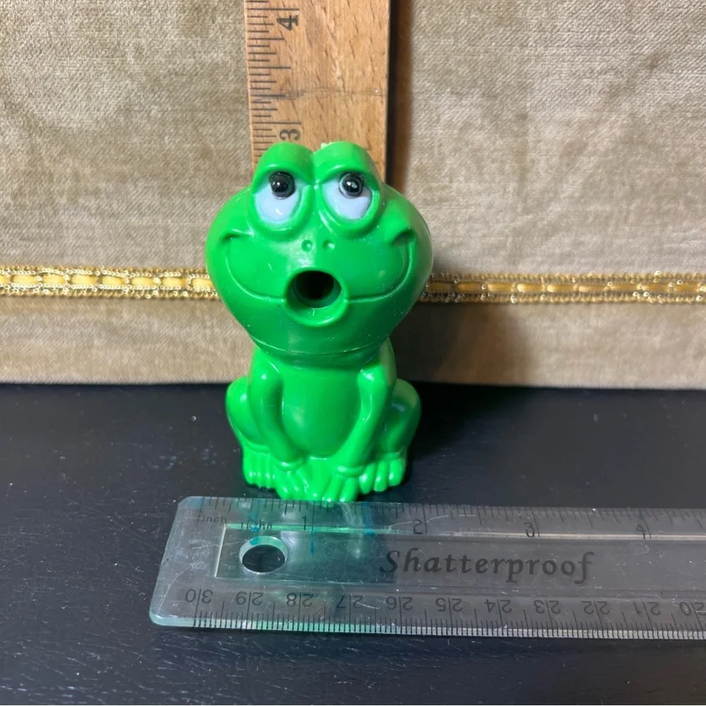 JSNY Frog Pencil Sharpener Novelty Collectible Plastic Green Vtg Hong Kong 3.25”